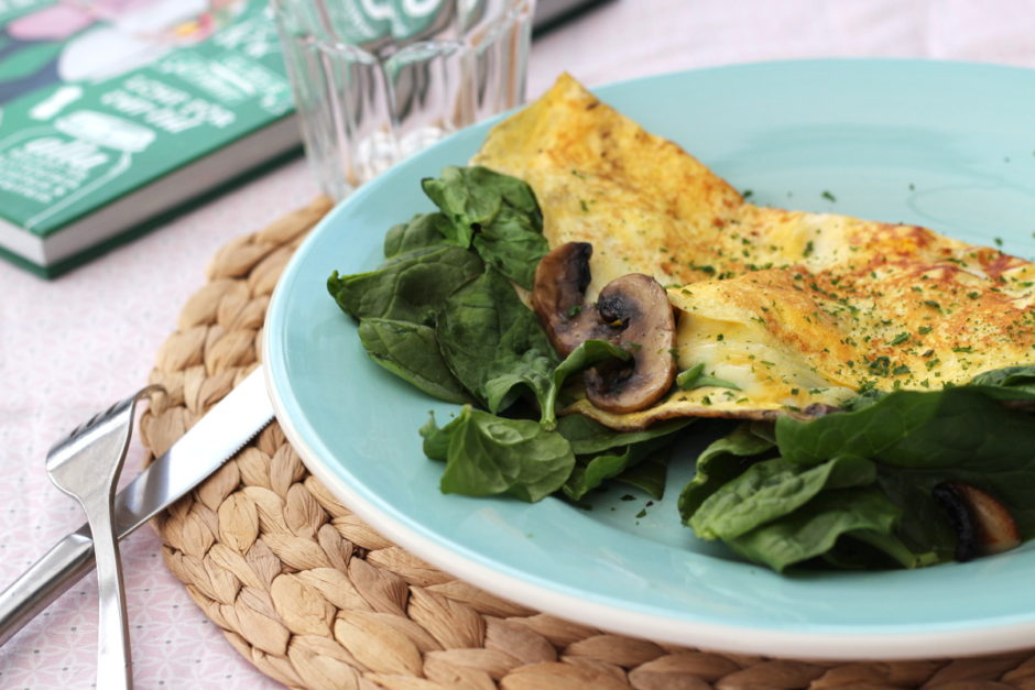 Omelett med ost, färsk spenat och smörstekta champinjoner - en frukost som heter duga!